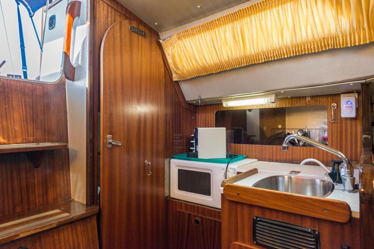 Pequeno Velero En Port Forum Ideal Para Backpackers Sant Adria de Besos Ngoại thất bức ảnh