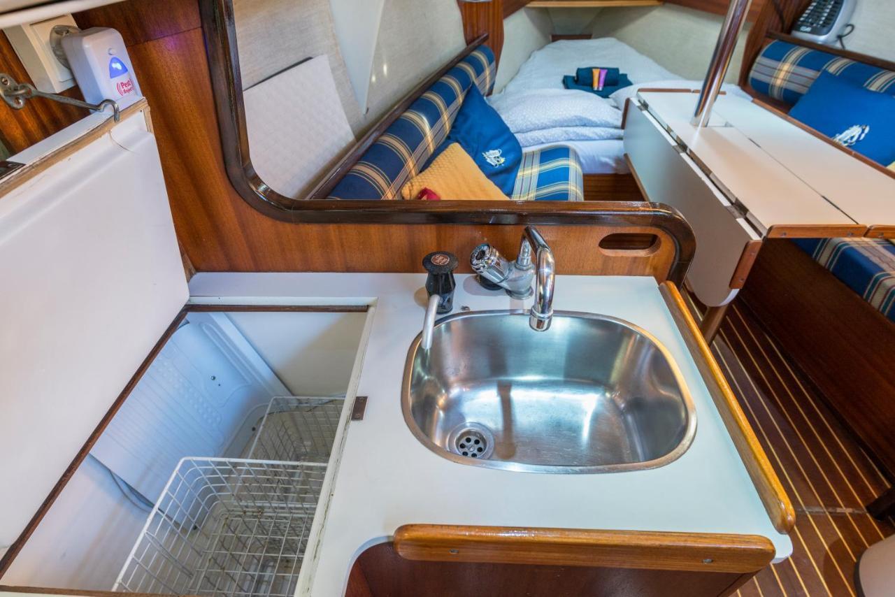 Pequeno Velero En Port Forum Ideal Para Backpackers Sant Adria de Besos Ngoại thất bức ảnh