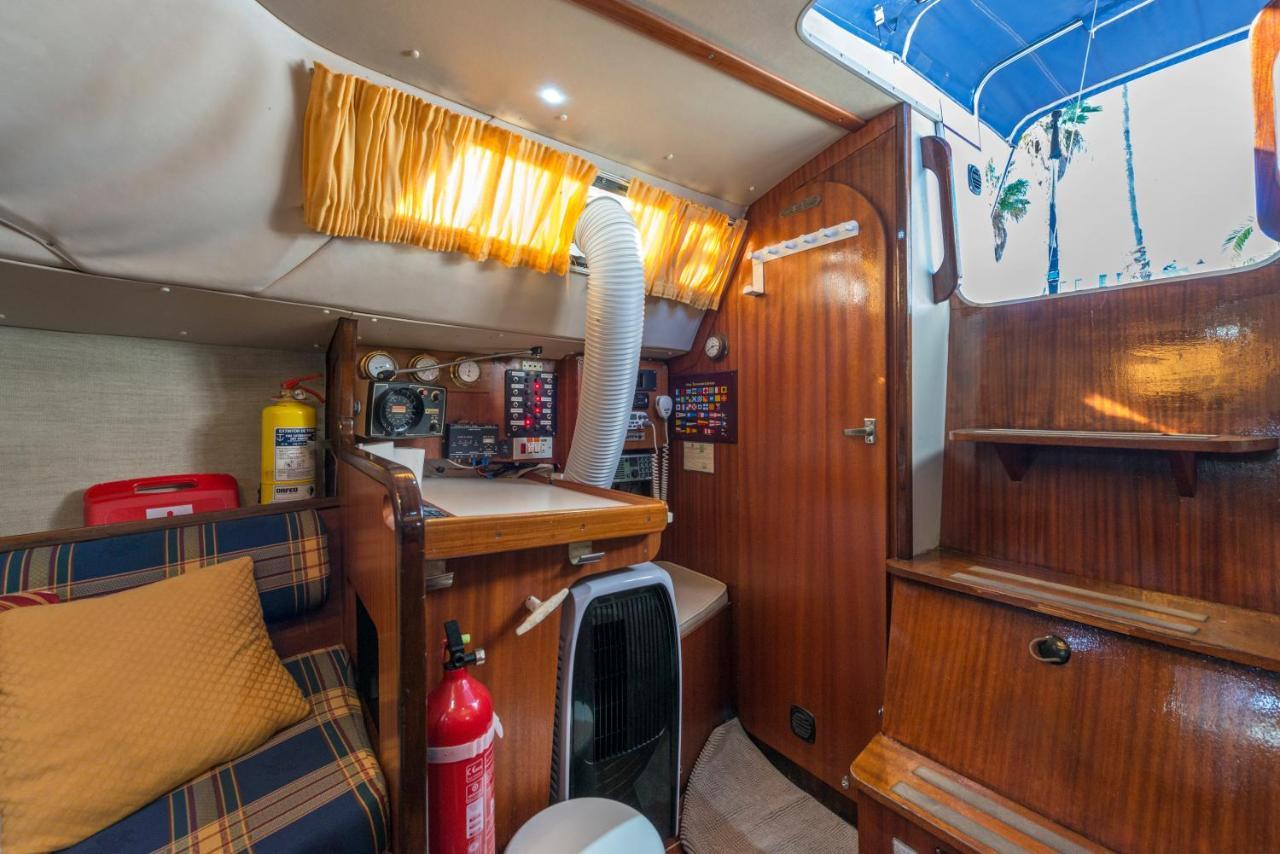 Pequeno Velero En Port Forum Ideal Para Backpackers Sant Adria de Besos Ngoại thất bức ảnh